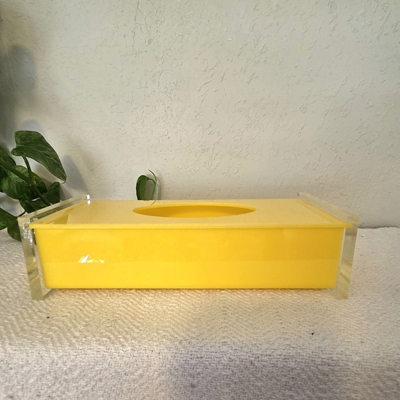 Vintage Midcentury Mod Yellow Acrylic and Clear Lucite Tissue Box Cover - Picture 4 of 16
